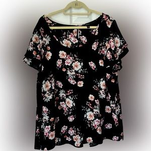 Torrid size 2 floral block, shell top with flutter sleeve